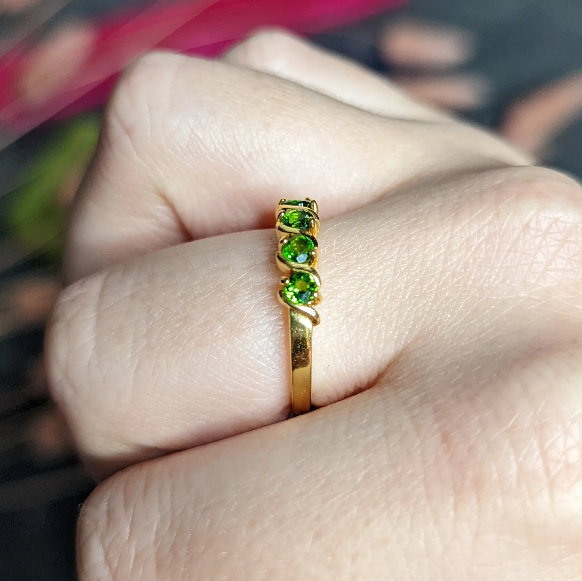 Vintage Tsavorite Garnet 14 Karat Yellow Gold Wave Band Ring